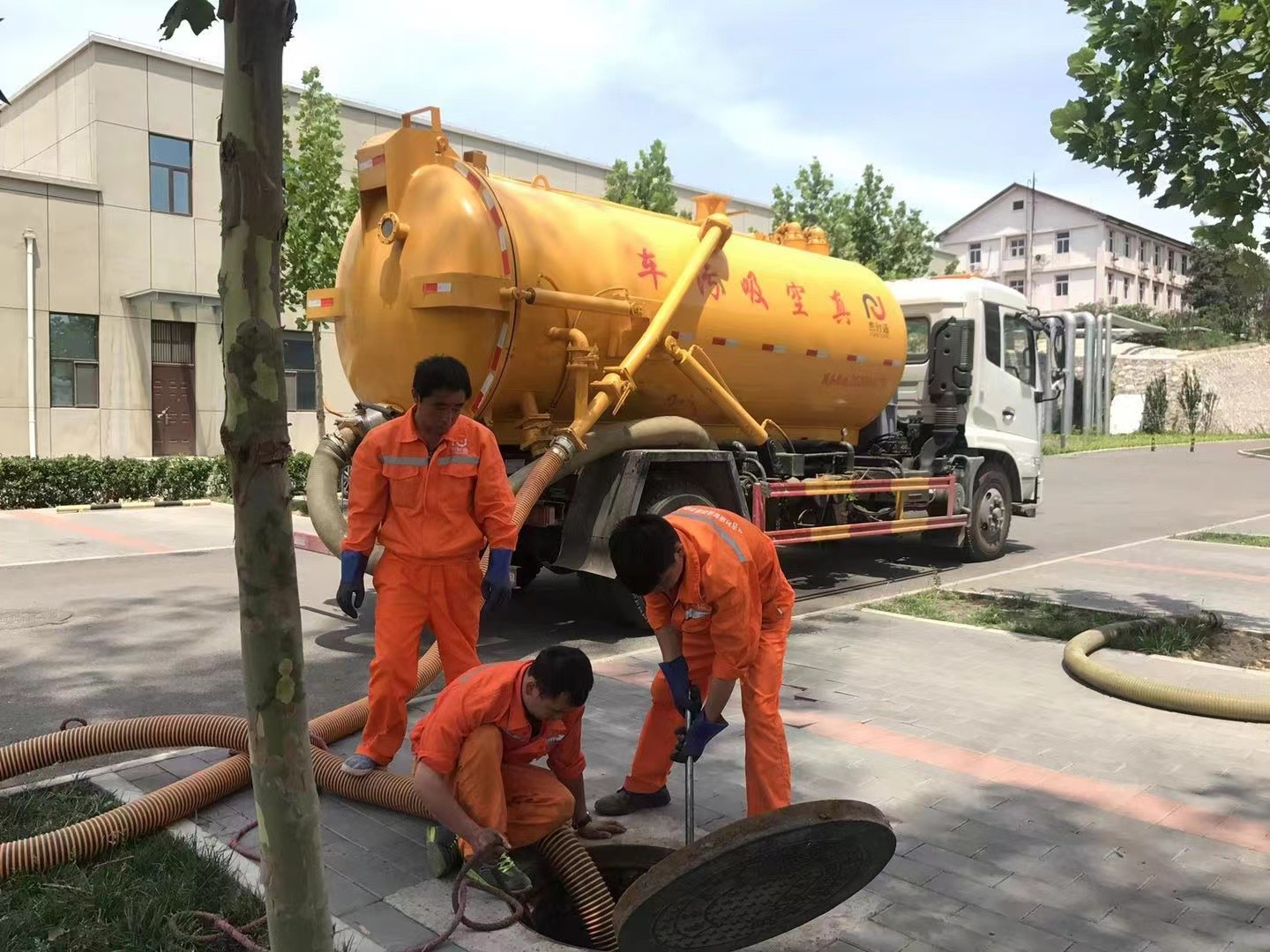 新吴管道疏通车停在窨井附近