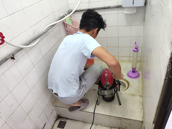 新吴肥皂掉到马桶里把马桶堵住了怎么办？马桶堵住了怎么办