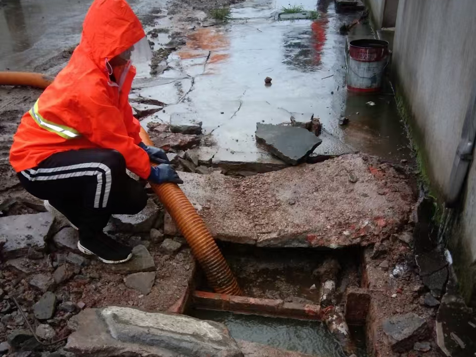 新吴专业清理污水池 炜誉市政以规范流程守护城市 “肠道”