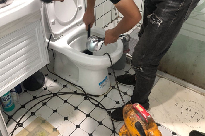 新吴马桶堵塞自己疏通还是找师傅？专业上门服务让你省时更省心