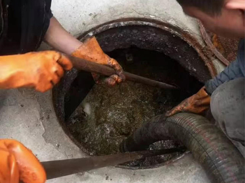 新吴清理化粪池时如何避免沼气的危害？